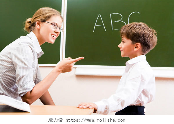 英语老师和学生交谈